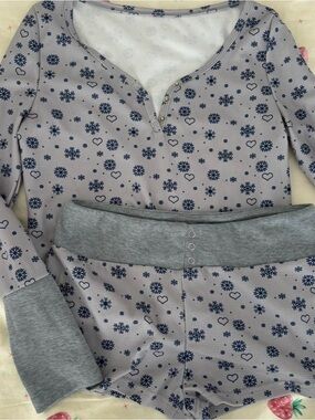 Frankie’s bikinis inspired snowflake pajama set